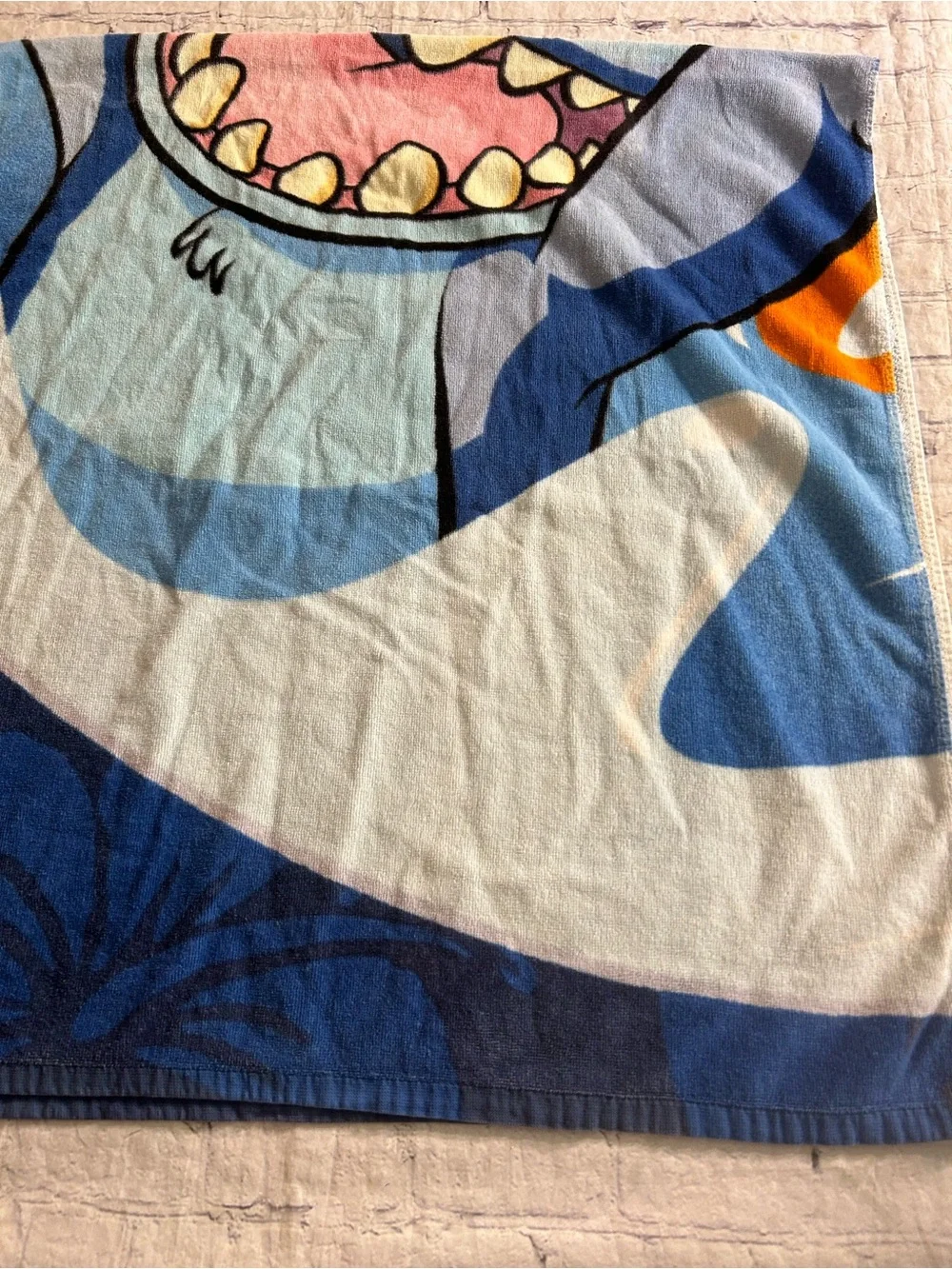 THE DISNEY STORE ALIEN SURF BEACH GRAPHIC STITCH RIDING A SURFBOARD TOWEL